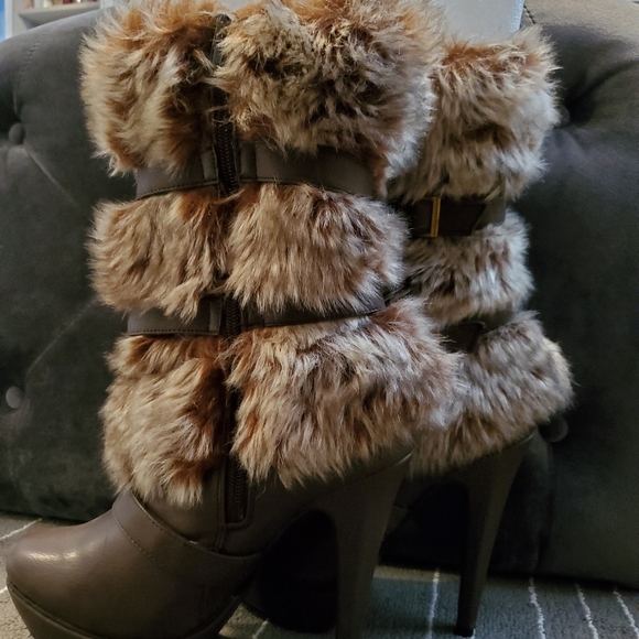 Size 7 Faux Fur heeled boot - Picture 3 of 4